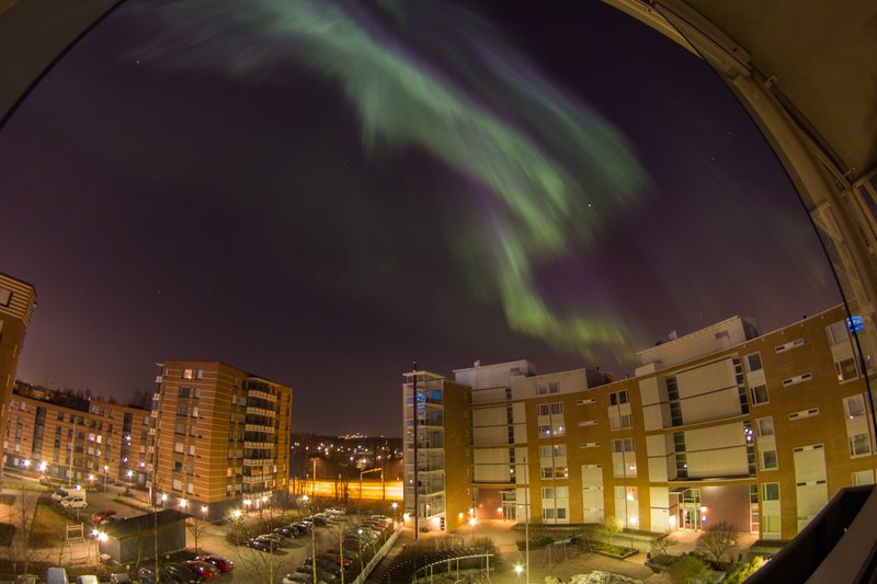 Revontulia Helsingissä 17.3.2015.